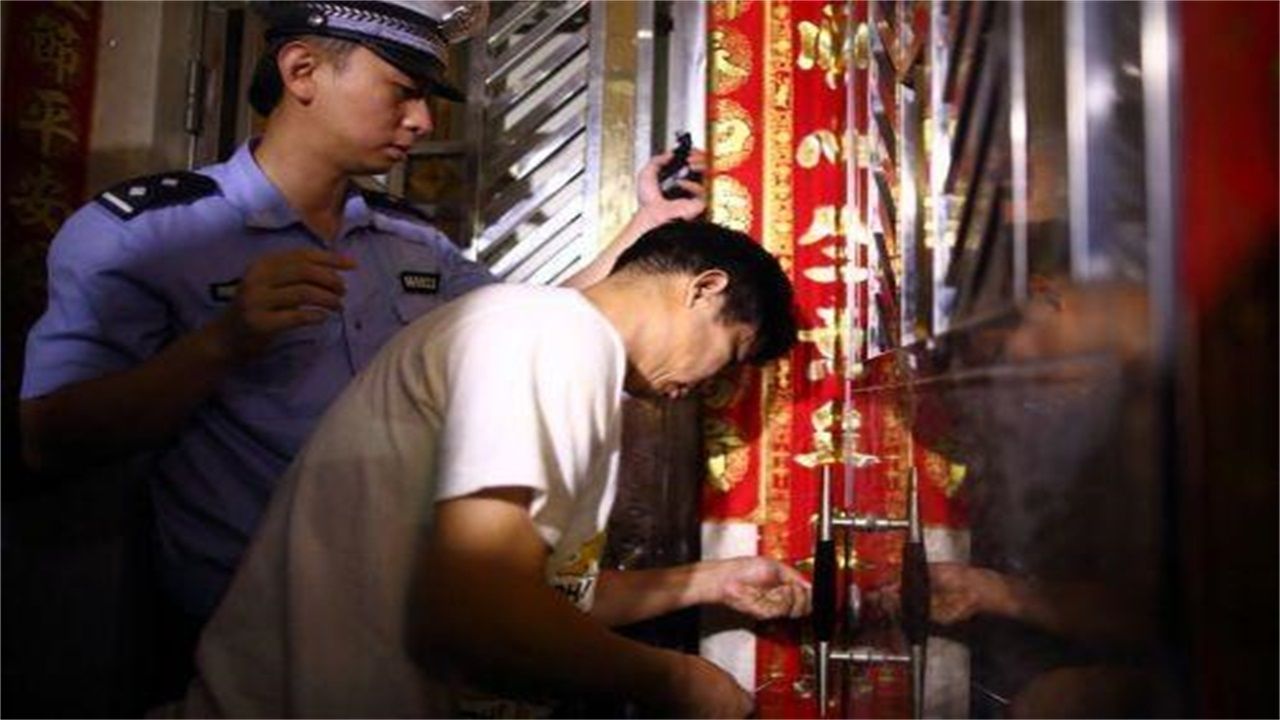 赤峰请开锁师傅开了锁后，师傅